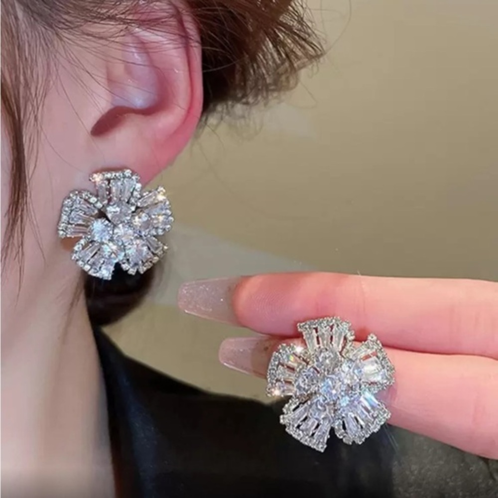 ✨ Silver Crystal Flower Earrings